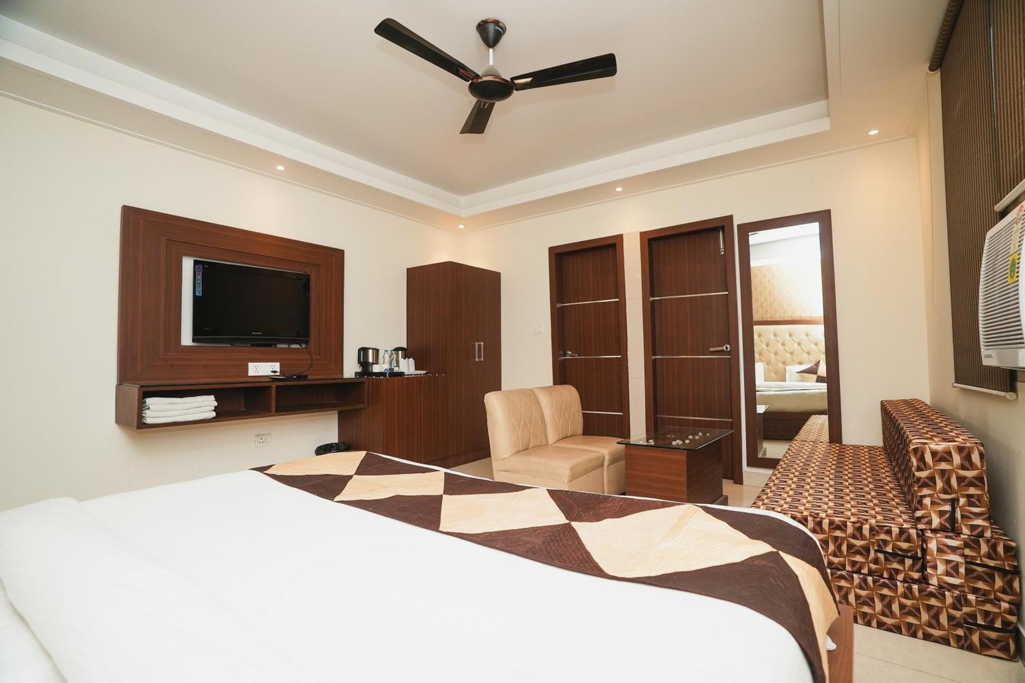Hotel B Continental Delhi  Extérieur photo