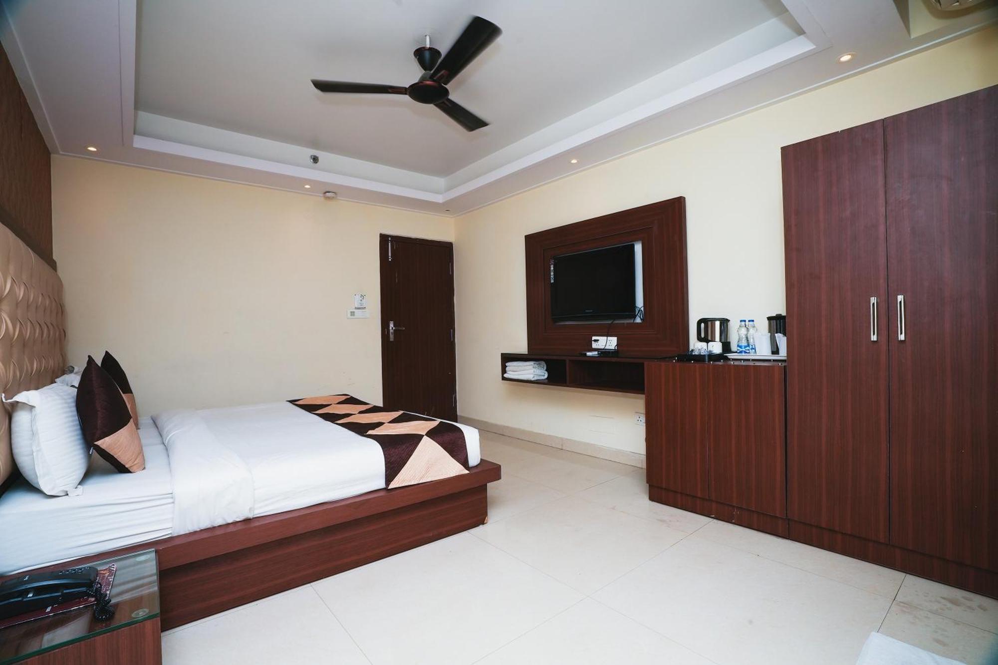 Hotel B Continental Delhi  Extérieur photo