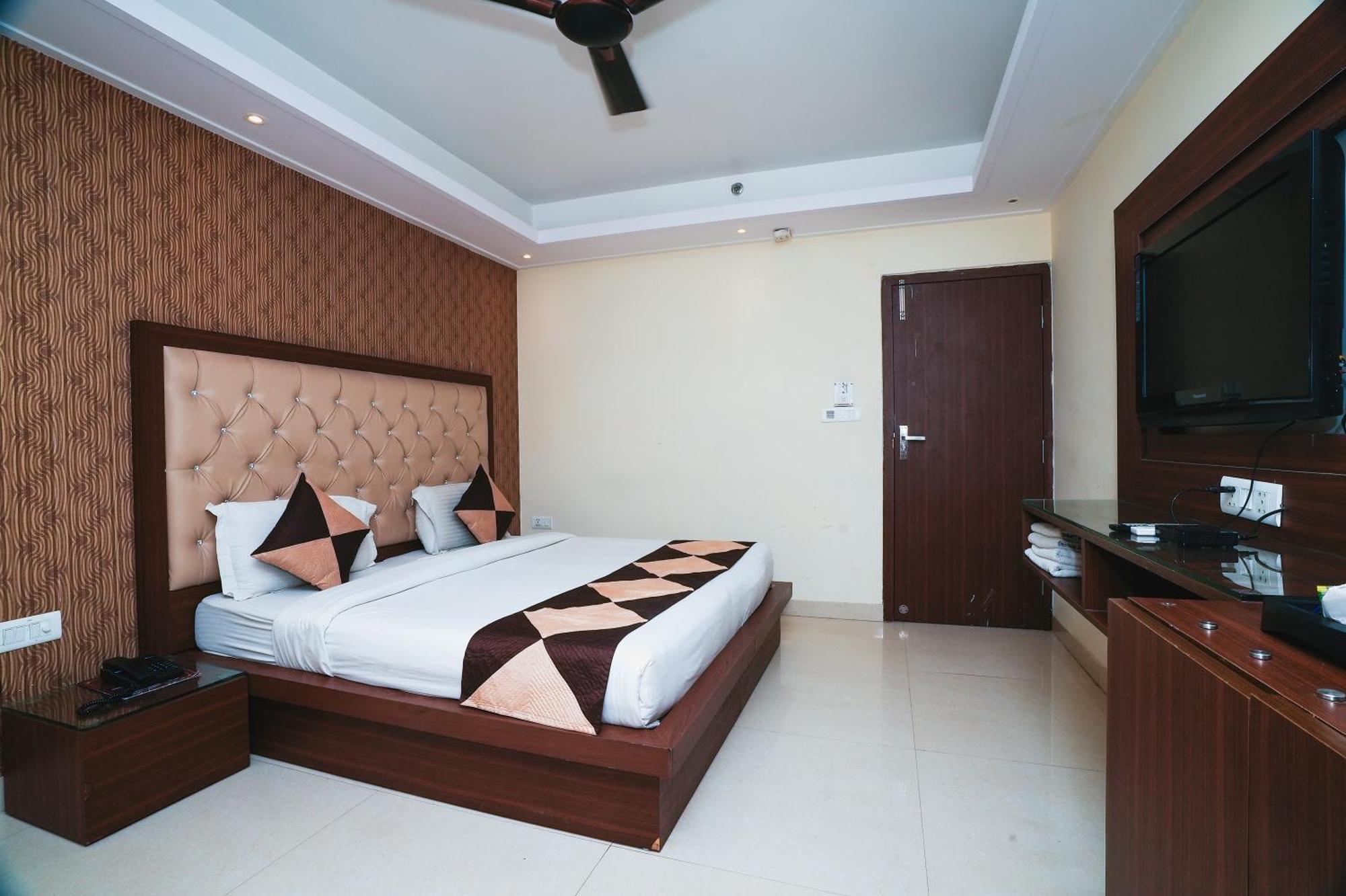 Hotel B Continental Delhi  Extérieur photo